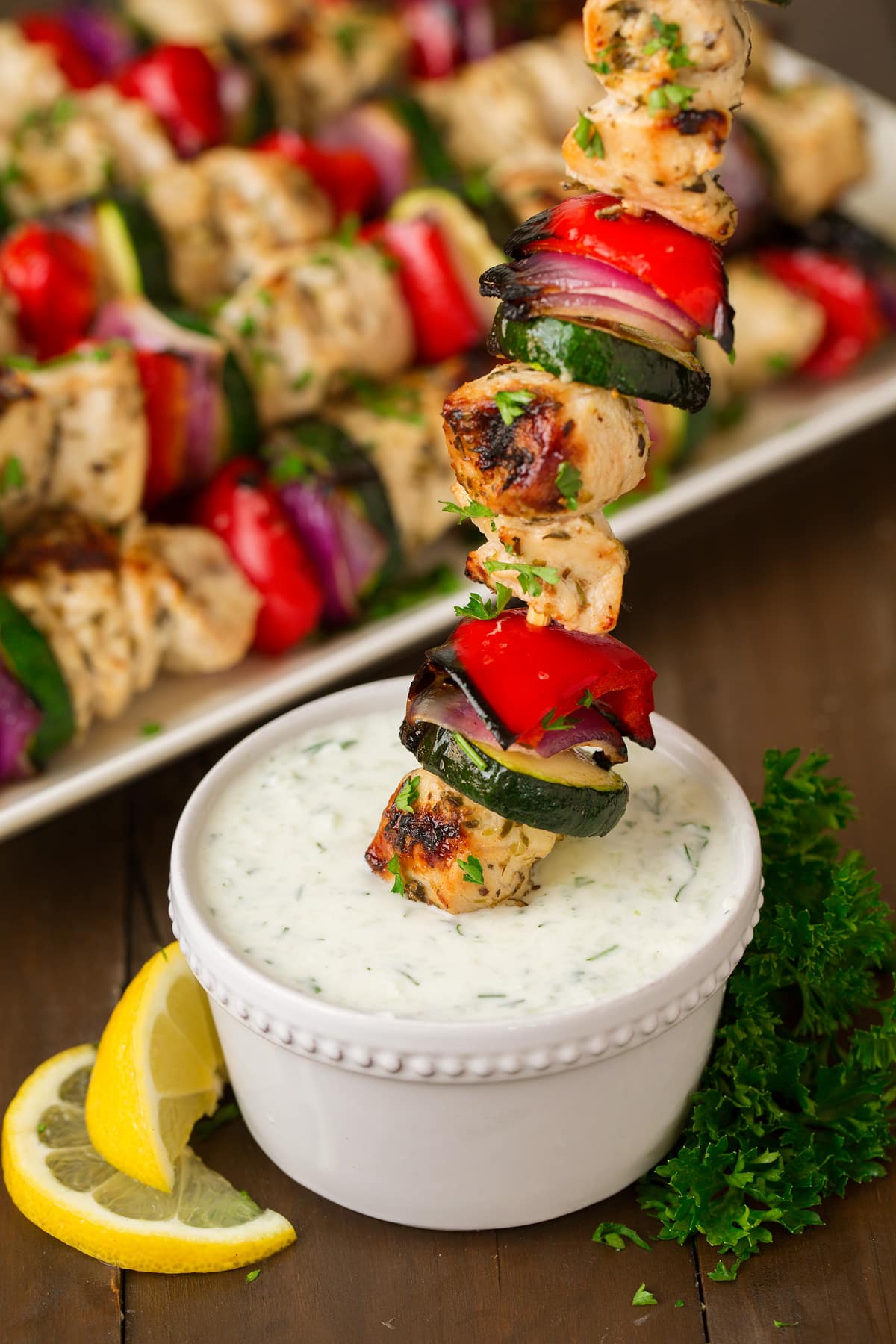 Kebab di pollo greco Greek Chicken Kebabs dipped in tzatziki sauce
