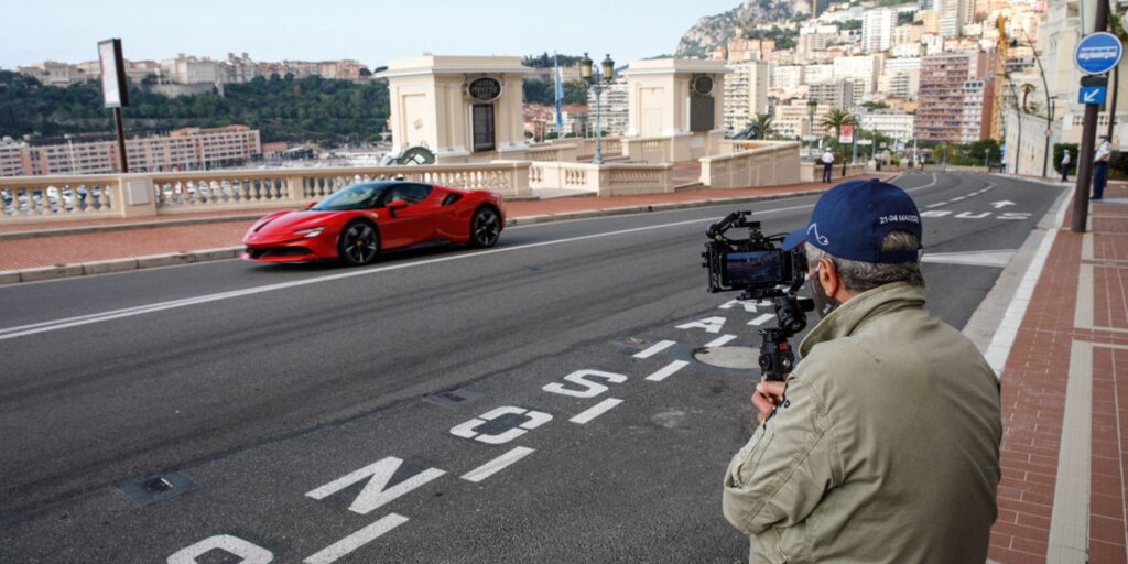 La Ferrari SF90 Stradale è protagonista di una rehash promozionale del cortometraggio classico Speed-Driving