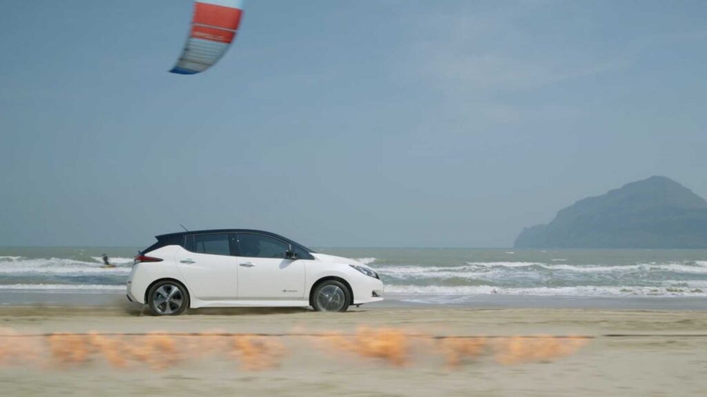 Nissan LEAF sfida madre natura, supera il fuoco e il vento