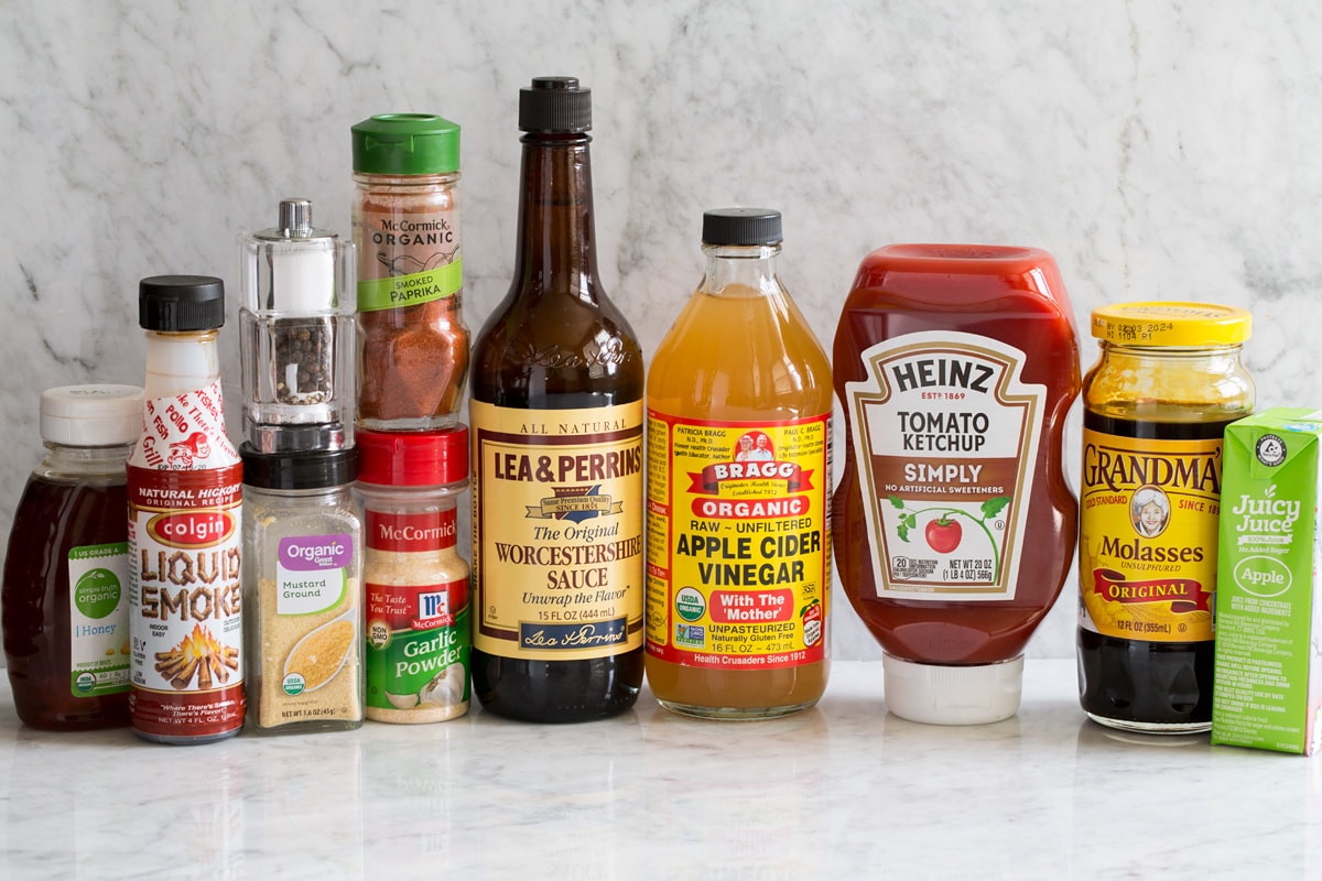 Salsa barbecue fatta in casa Image of ingredients used to make homemade bbq sauce shown. Including honey, liquid smoke flavor, dry mustard, salt and pepper, garlic powder, smoked paprika, Worcestershire, apple cider vinegar, ketchup, molasses and apple juice.
