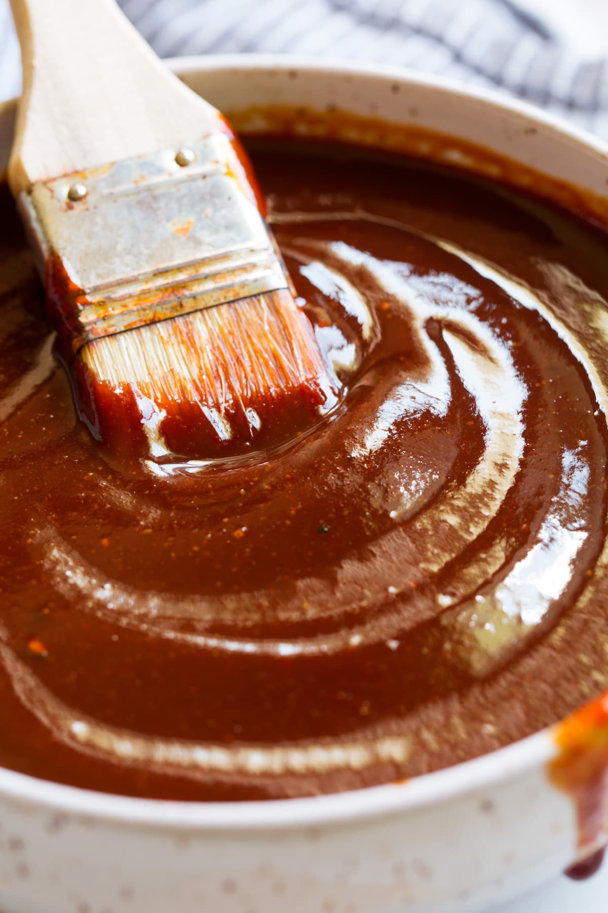 Salsa barbecue fatta in casa Close up image of bbq sauce with basting brush in a bowl.