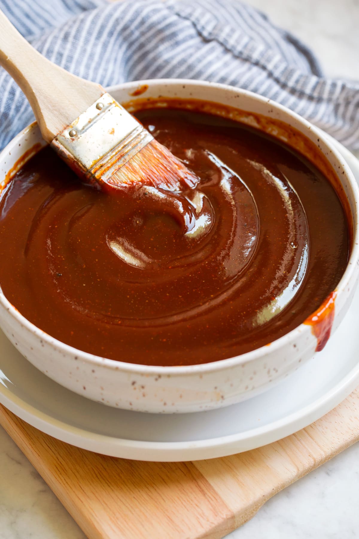 Salsa barbecue fatta in casa Bowl of bbq sauce with a basting brush resting in the sauce.