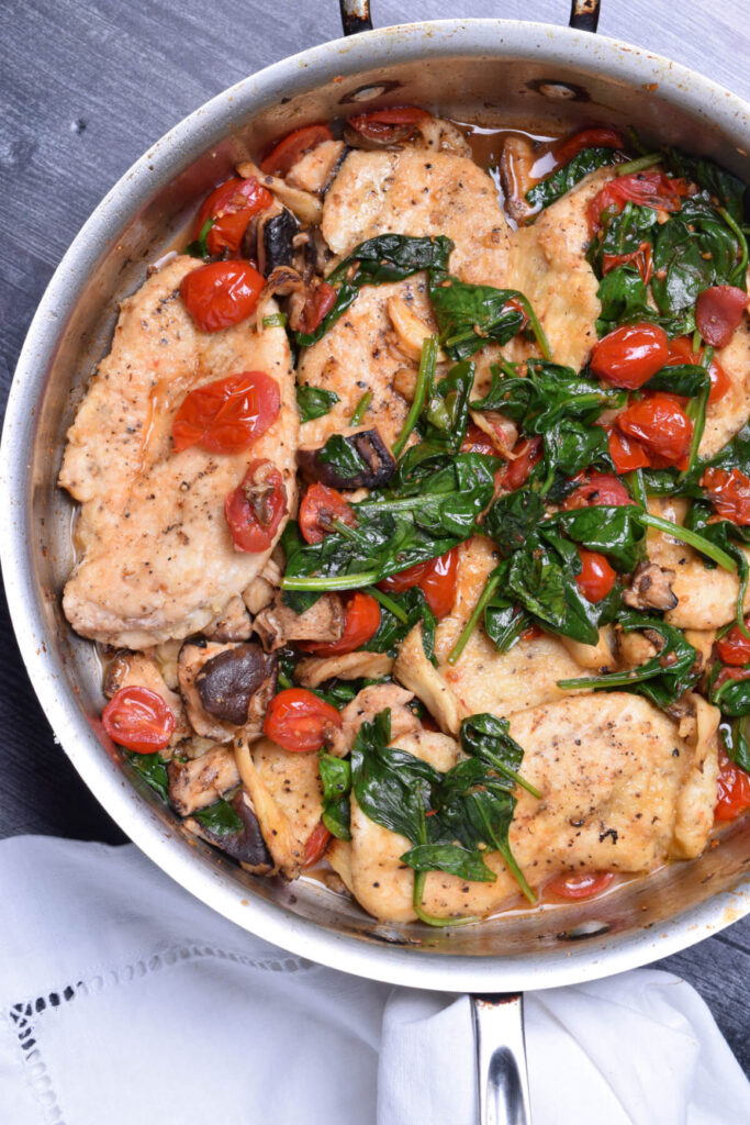 Scaloppini di pollo con pomodoro, funghi e spinaci