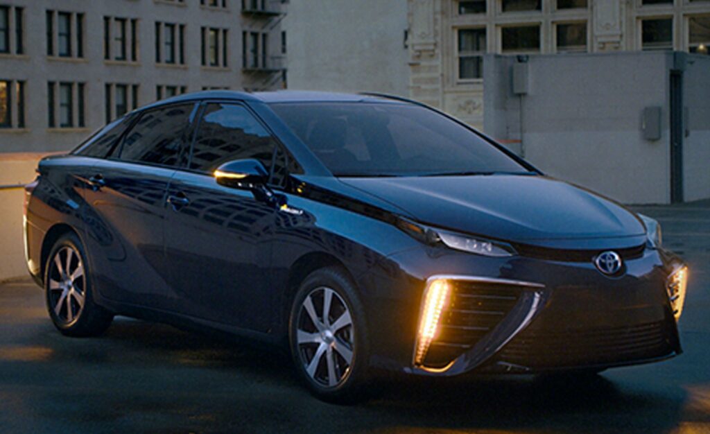 Toyota Mirai colpisce l'acqua come propulsore per una barca a celle a combustibile Yanmar