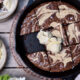 Biscotto doppio brownie alla padella Tahini salato al cioccolato