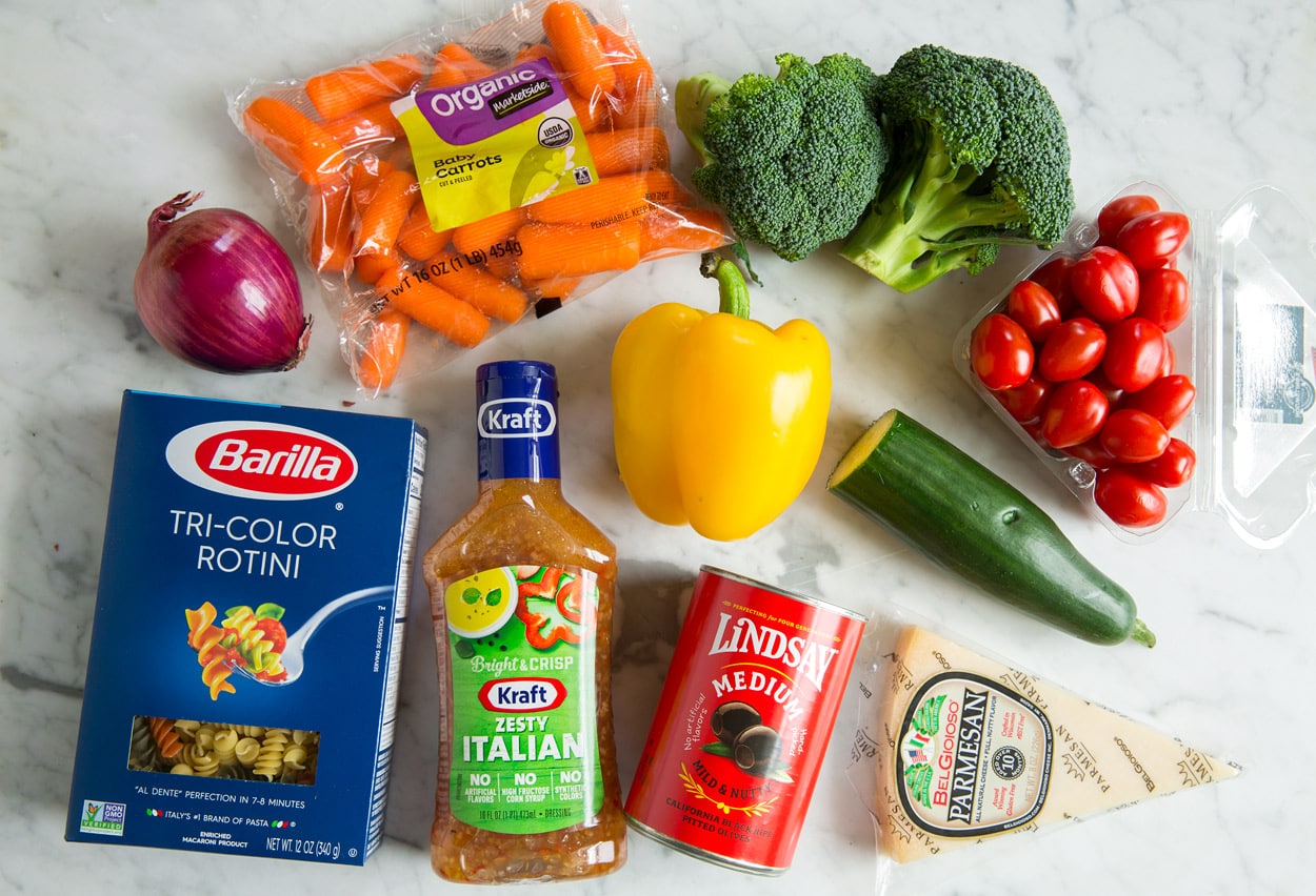ingredienti per insalata di pasta sul piano di lavoro in marmo