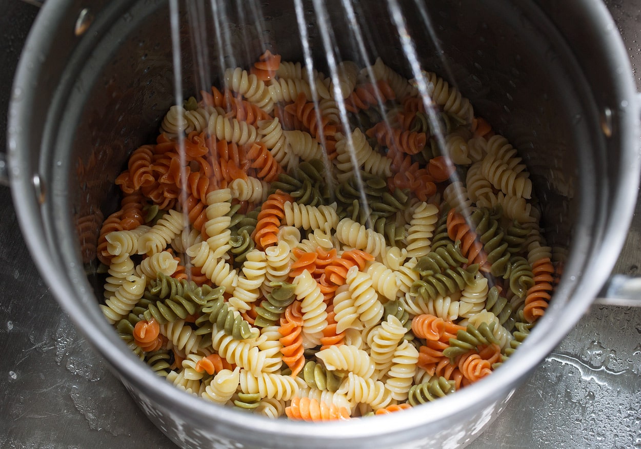 spaghetti di risciacquo per insalata di pasta