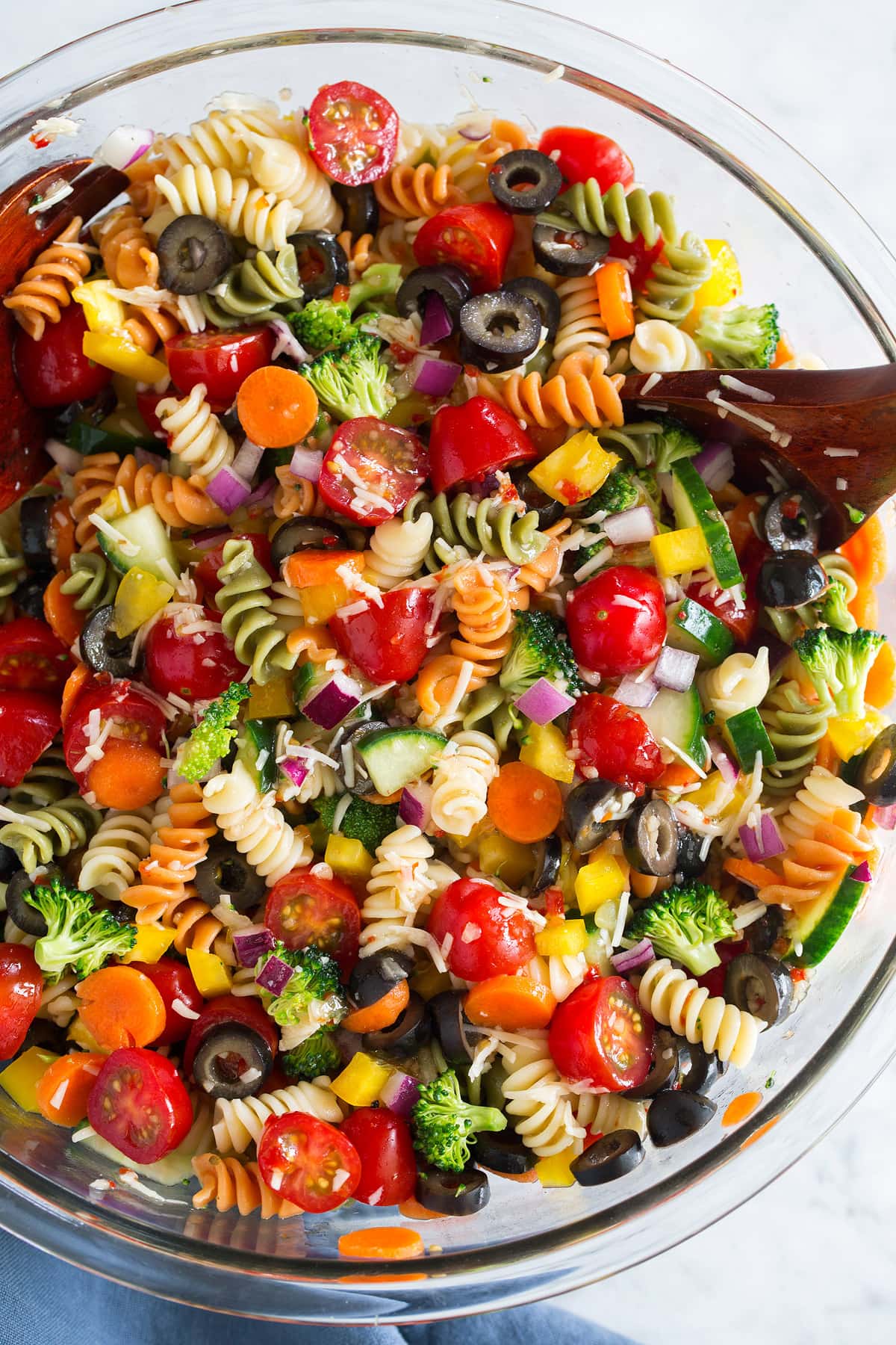 Insalata di pasta vegetariana in una ciotola