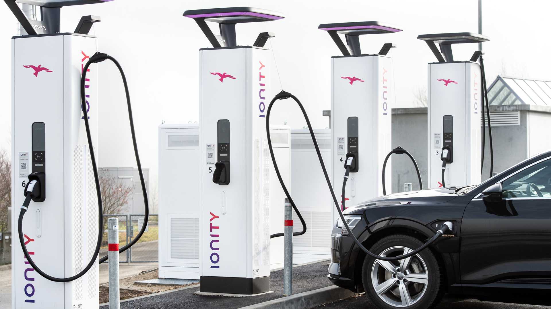 Caricabatterie ad alta potenza ABB presso la stazione di ricarica rapida IONITY