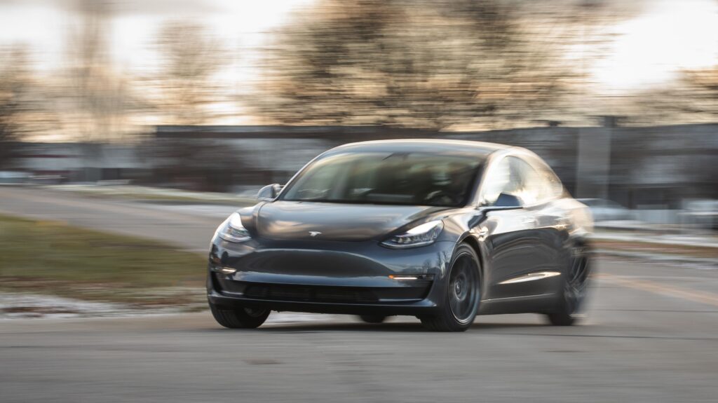 La Germania afferma che Tesla non può pubblicizzare il pilota automatico, la guida autonoma