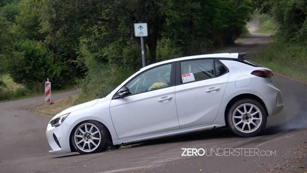 L'auto da corsa Opel Corsa-E sembra piuttosto pazza e in realtà sembra veloce