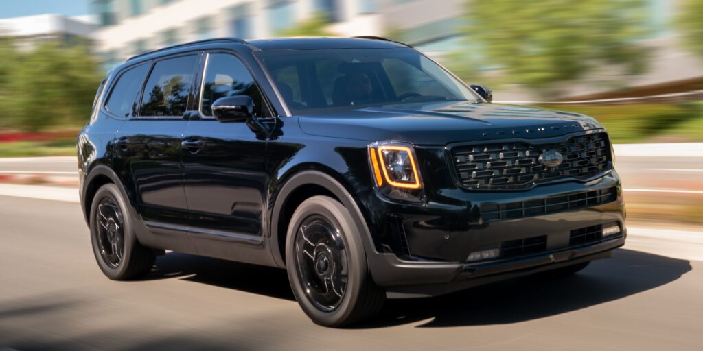 L'edizione 2021 di Kia Telluride Nightfall rende il look a tre file ancora migliore in nero