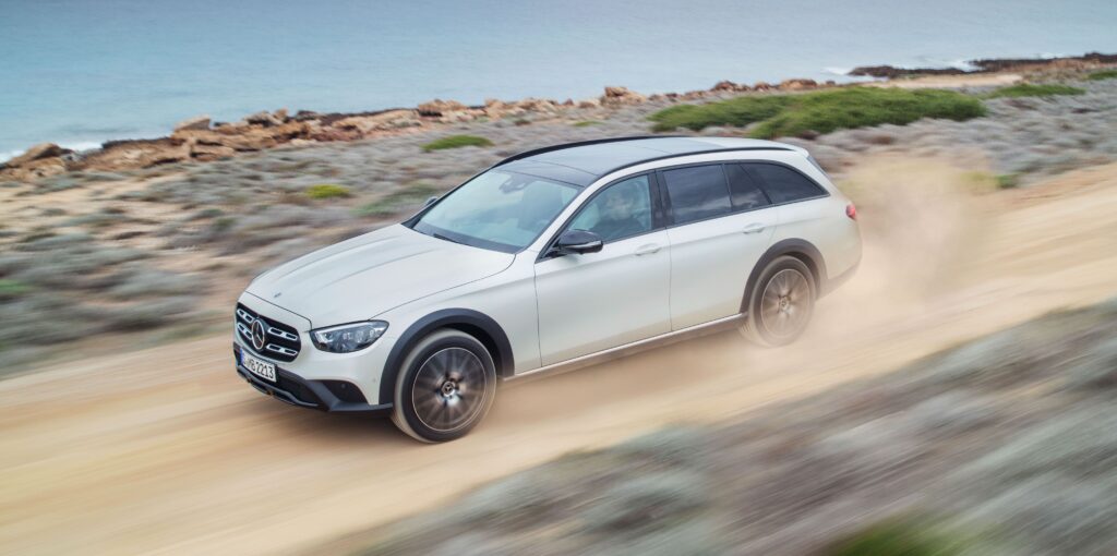 2021 Mercedes E450 All-Terrain dà un passaggio al vagone della Benz
