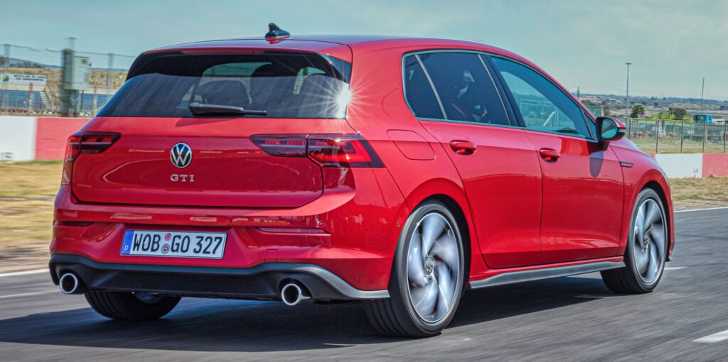 2022 Volkswagen GTI prospera nell'era moderna