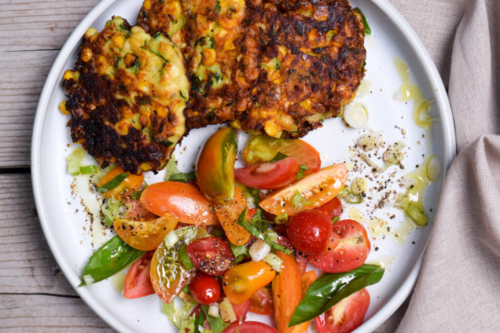 Frittelle di mais e zucchine con insalata di pomodori