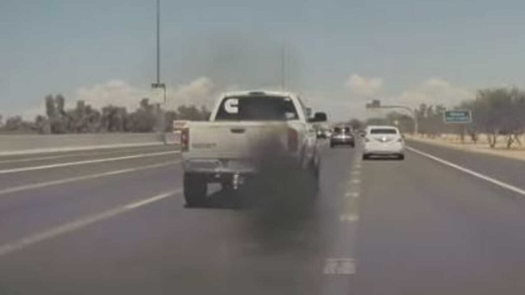 Guarda questo camion diesel Ram Cummins apposta rotolare carbone su Tesla Model 3