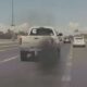 Guarda questo camion diesel Ram Cummins apposta rotolare carbone su Tesla Model 3