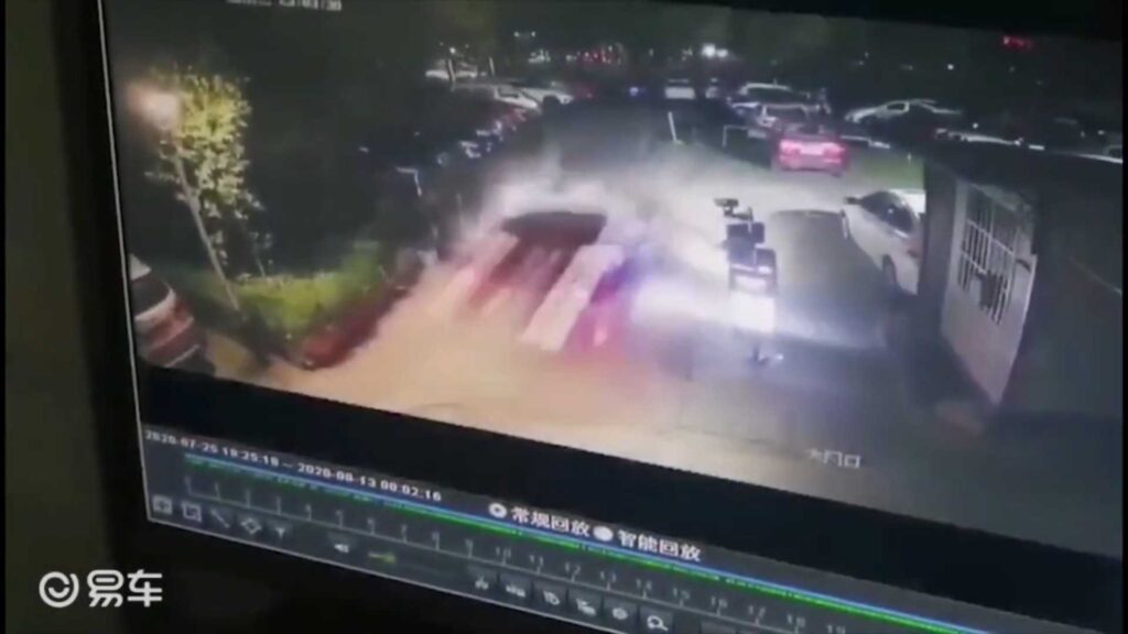 Guarda Tesla Model 3 sfondare nel parcheggio recintato: accelerazione involontaria?