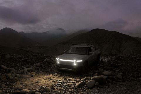 rivian r1t in sud america sul posto con una lunga salita