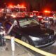I vigili del fuoco distruggono i vetri della BMW parcheggiata di fronte all'idrante, fanno scorrere il tubo flessibile attraverso di esso