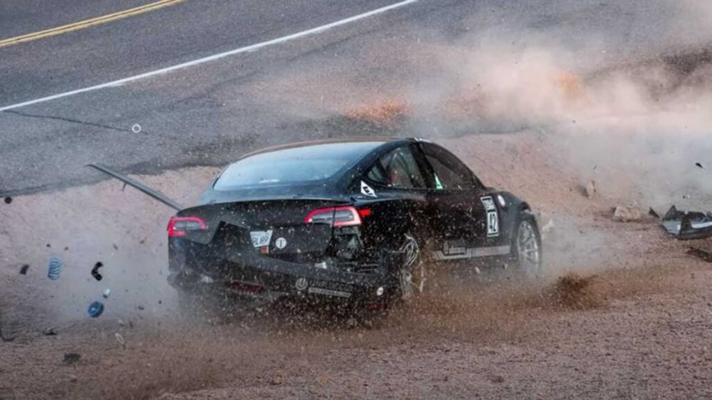 Nuove immagini di Tesla Model 3 rivelano prima e dopo l'incidente di Pikes Peak
