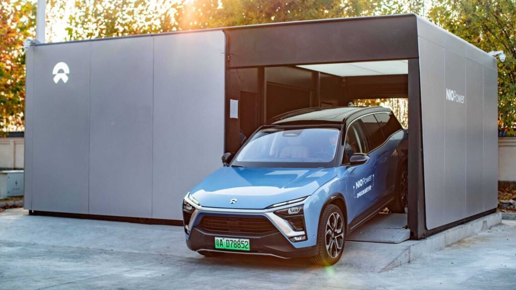 Nuovi produttori di veicoli elettrici in Cina presentano modelli sostituibili con batteria