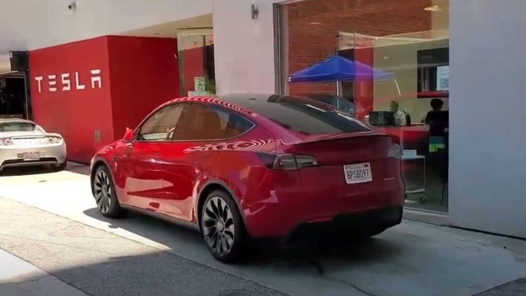 Questa Tesla Model Y è quasi perfetta dopo 5 mesi e 7 visite di assistenza