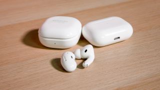 Il Samsung Galaxy Buds Live (a sinistra) con AirPods Pro
