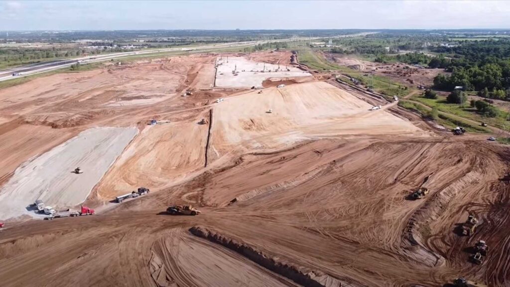 Tesla Giga Austin Flyover rivela le dimensioni gigantesche della fabbrica di Cybertruck