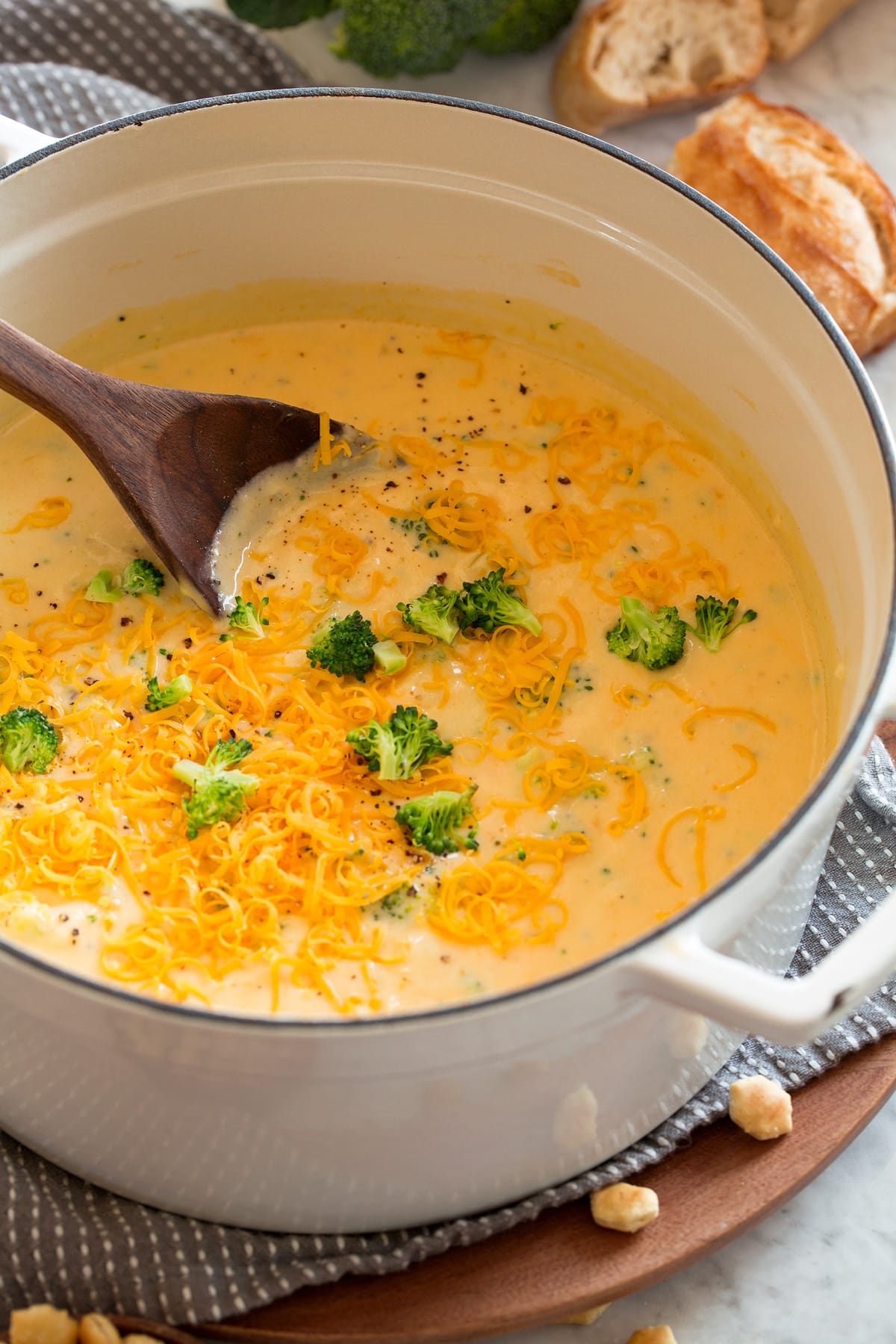Zuppa broccoli e formaggio White pot full of broccoli cheese soup.