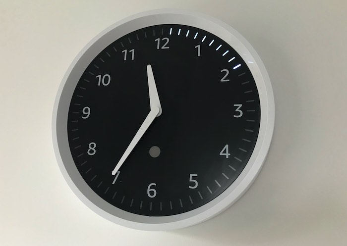 Come impostare e utilizzare l'orologio da parete Echo