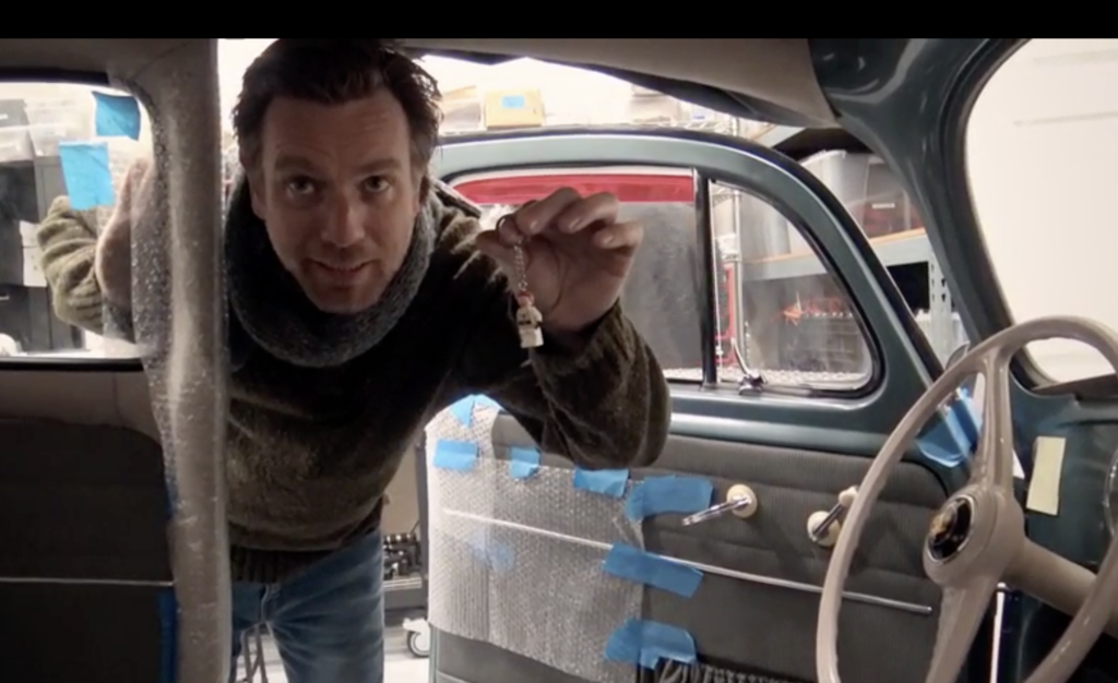 Guarda Ewan McGregor visita la sua conversione VW Beetle EV nel negozio