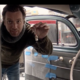 Guarda Ewan McGregor visita la sua conversione VW Beetle EV nel negozio