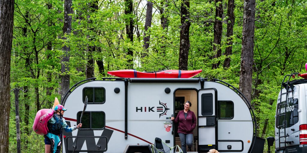 Hike Camper di Winnebago è un rimorchio conveniente con un esoscheletro