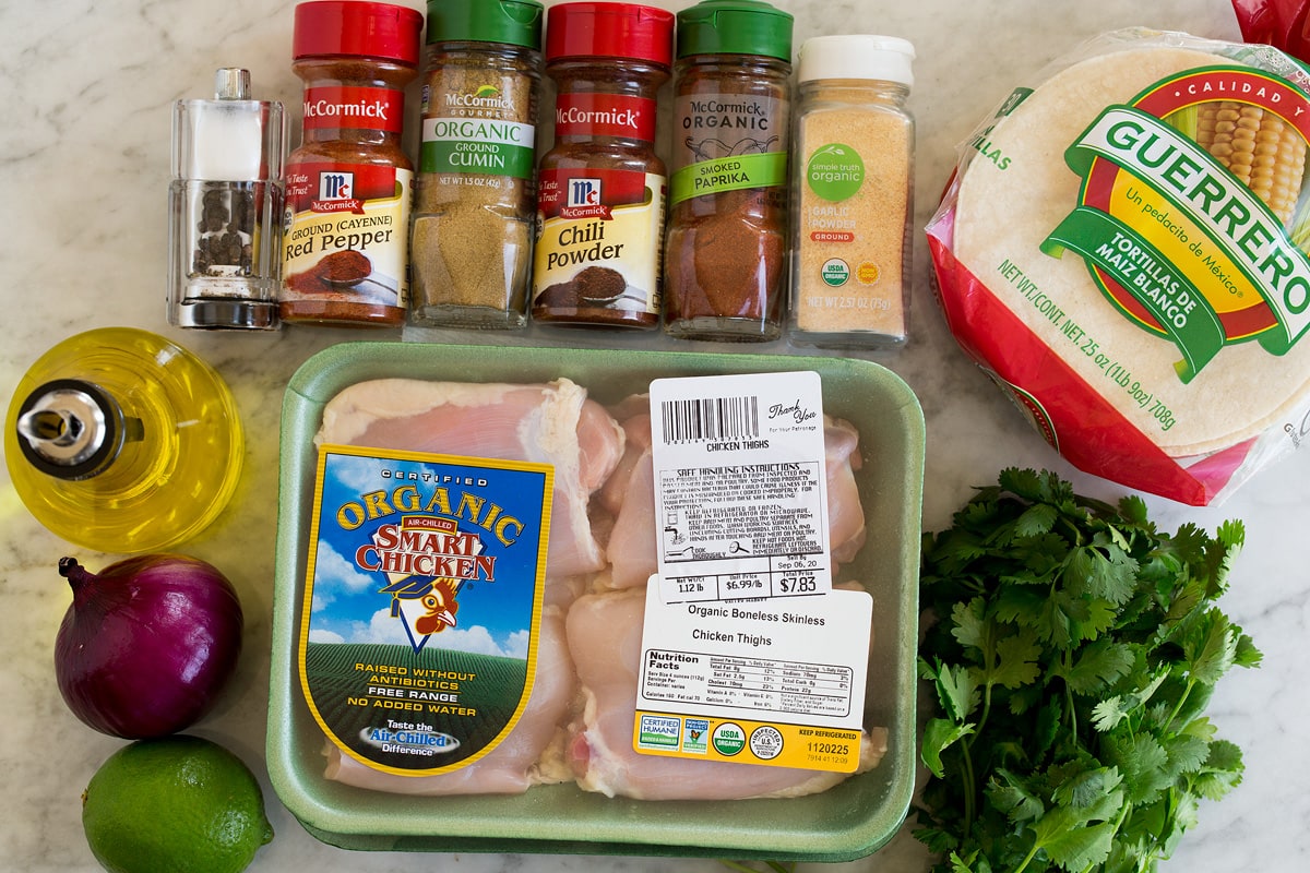 Taco di pollo Image of ingredients used to make chicken tacos. Includes chicken thighs, chili powder, cumin, cayenne pepper, garlic powder, smokes paprika, corn tortillas, cilantro, red onion, lime and olive oil.