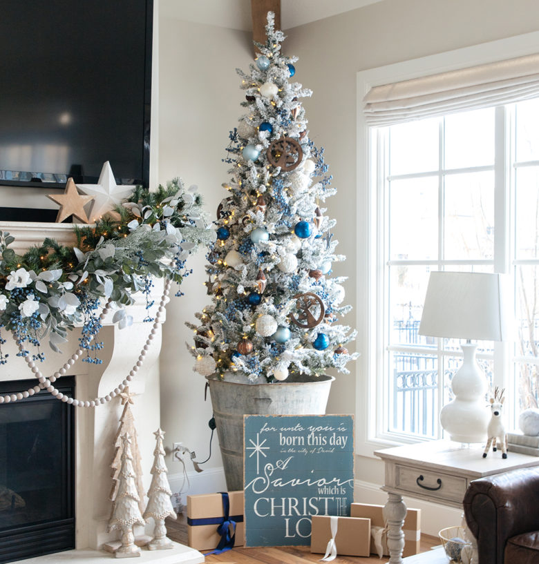 albero di Natale blu disegnato da Holly Jolley
