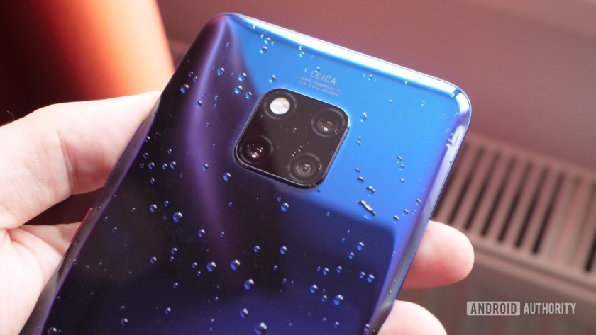 Huawei mate 20 pro in penombra con acqua sul retro