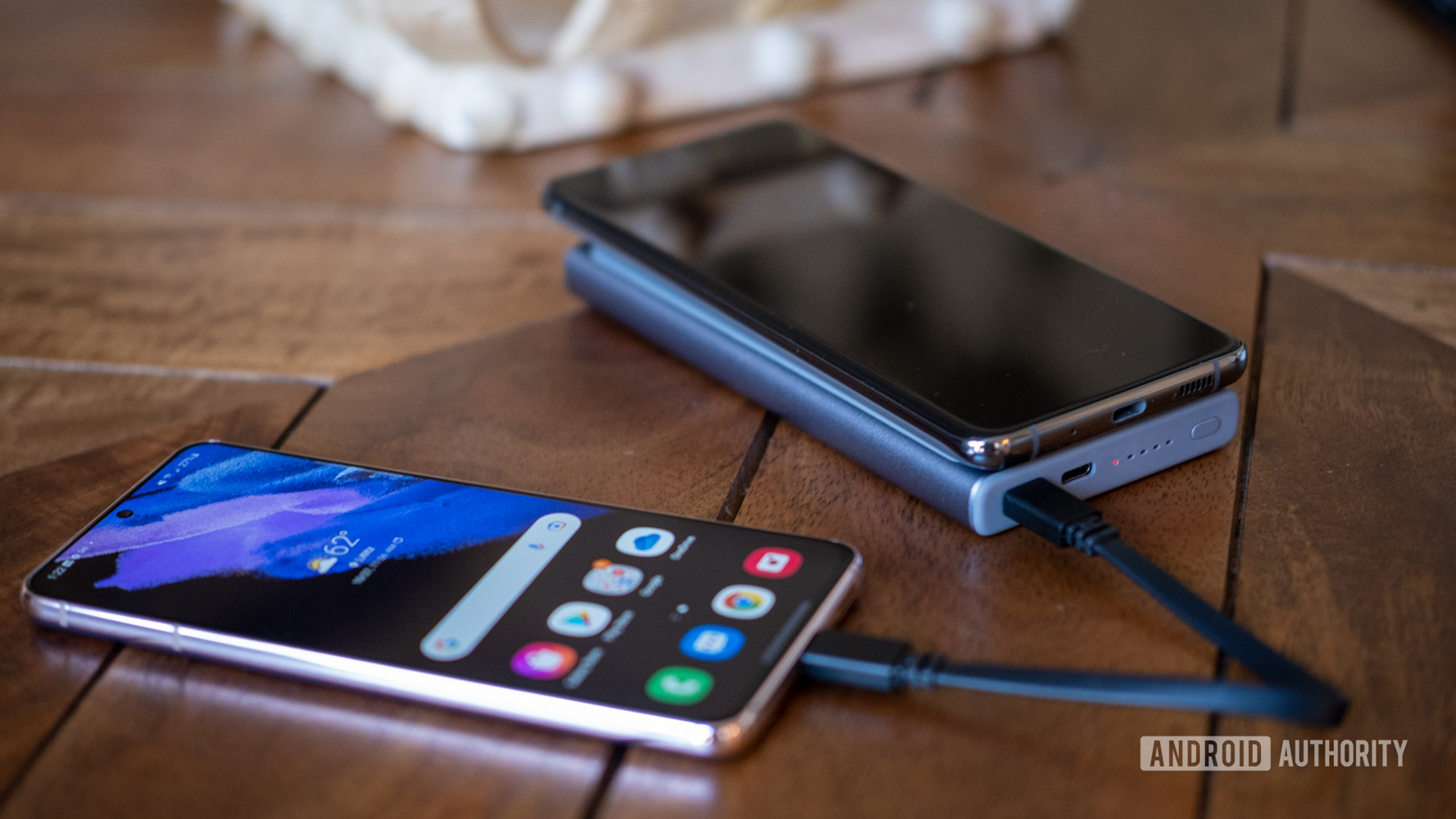 power bank super veloce samsung su tavolo ricarica s21 e s20u samsung super fast power bank on table charging s21 and s20u